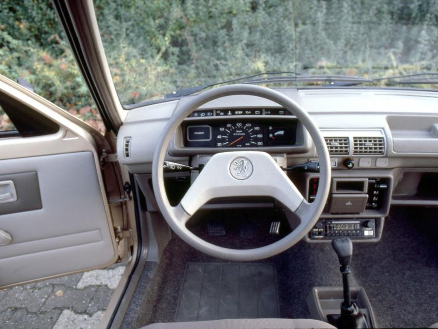 Панель приборов Peugeot 205 5-Door 1983 года  (фото 11 из 14)